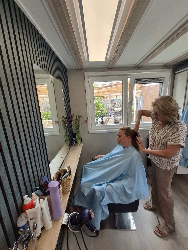 Sfeervolle detailfoto van de salon van Haarmode Verheijen met spiegels en zitplaatsen.